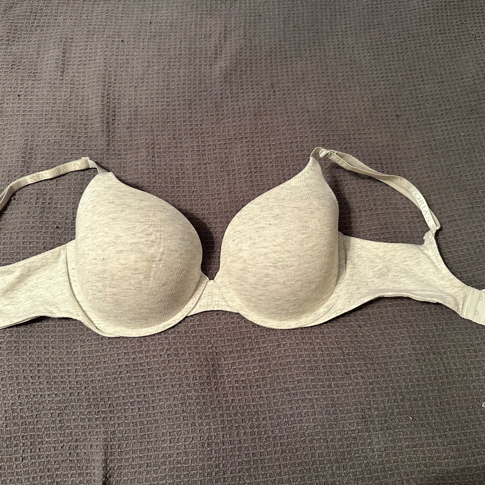 Victorias Secret 34DD T-shirt push-up bra with convertible straps. Gray